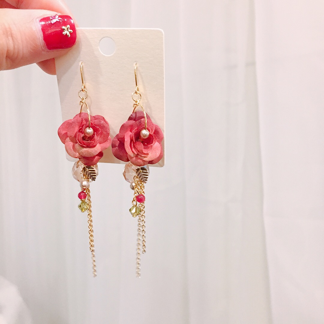 <b><p>recomndation Dried Rose Flower Earngs Girl</p></b><b><p>おすすめ 乾燥バラの花のイヤリング 女性コーディネート シンプルな フェミニンな</p></b><br /><br /><p align='center'>