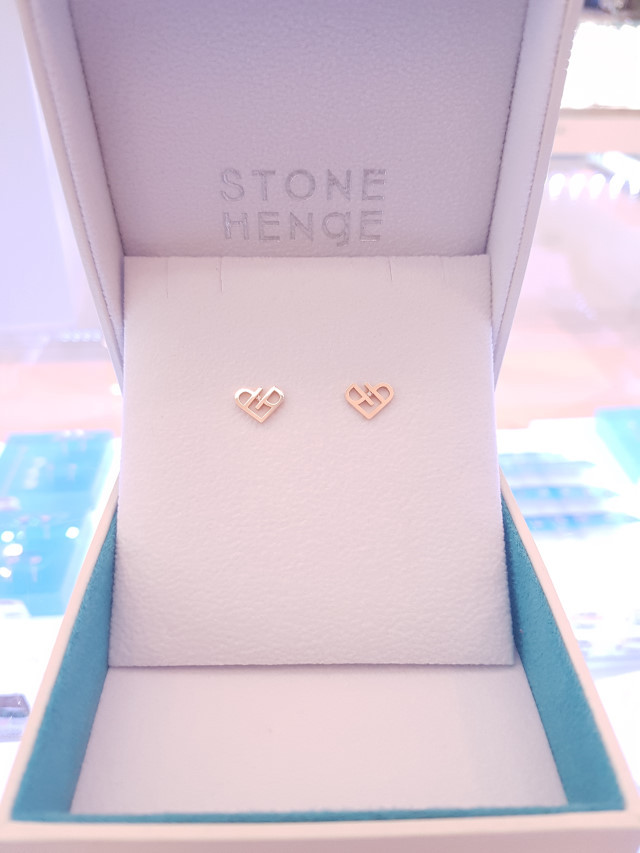 <b><p>Stonehenge SHe art Lovely look Simple Unique</p></b><b><p>ストーンヘンジ 彼女 ハート イヤリング ラブリールックコーディネ シンプルユニーク</p></b><br /><br /><p align='center'>