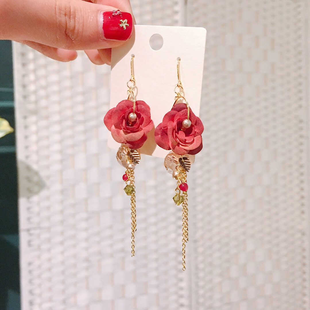 <b><p>recomndation Dried Rose Flower Earngs Girl</p></b><b><p>おすすめ 乾燥バラの花のイヤリング 女性コーディネート シンプルな フェミニンな</p></b><br /><br /><p align='center'>