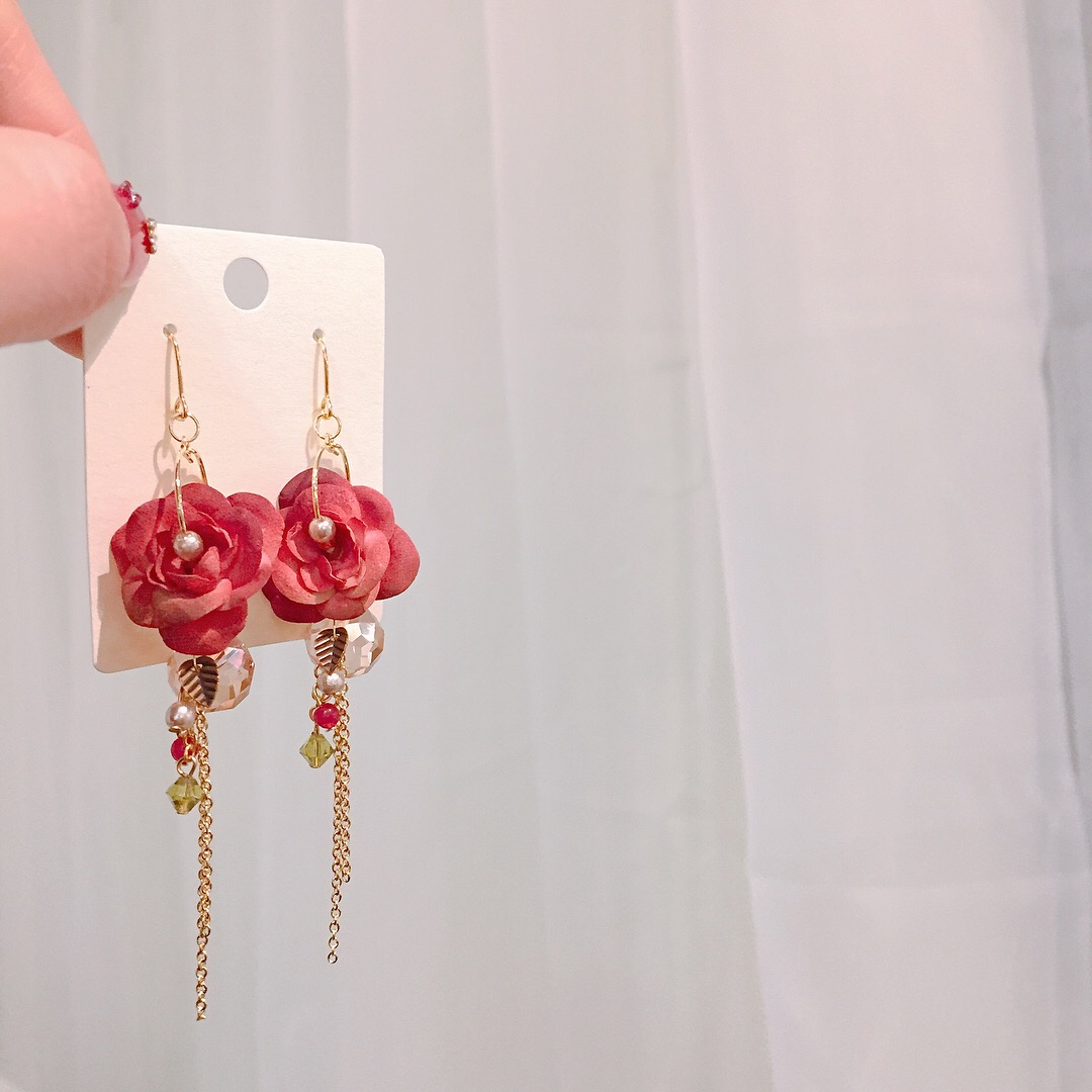 <b><p>recomndation Dried Rose Flower Earngs Girl</p></b><b><p>おすすめ 乾燥バラの花のイヤリング 女性コーディネート シンプルな フェミニンな</p></b><br /><br /><p align='center'>