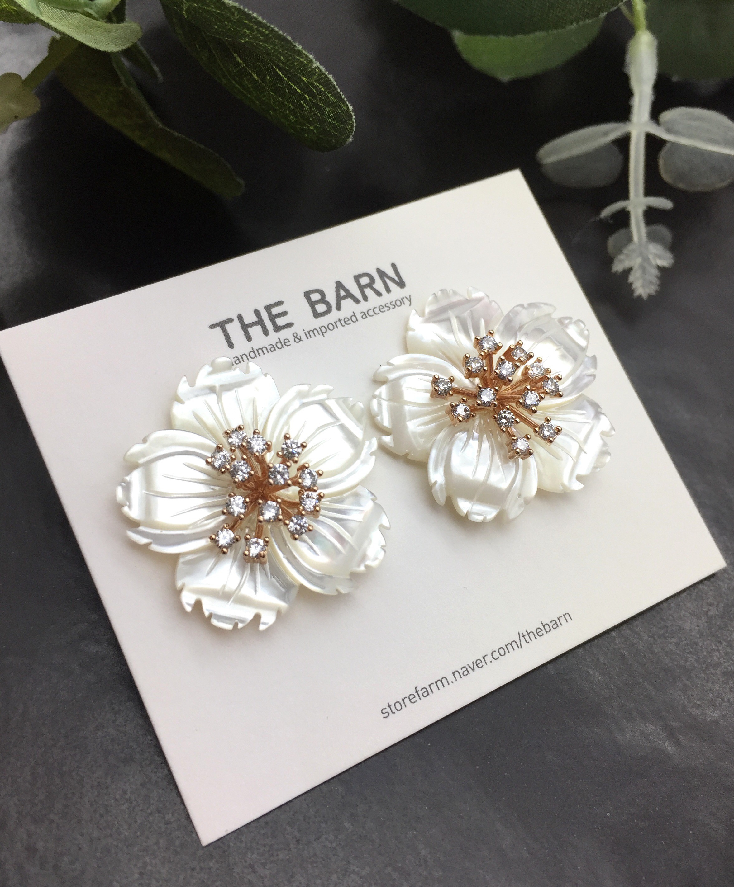 <b><p>Bling Mother-Daughter Cry ossom Silv Needle</p></b><b><p>ブリンブリン 螺鈿 桜 純銀製針 イヤグ 第588号 結婚式 花びら ホワイトフラワー</p></b><br /><br /><p align='center'>