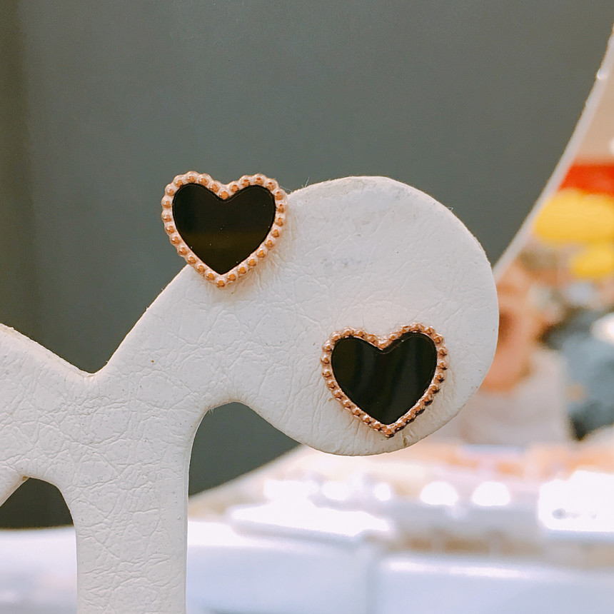 <b><p>Luce Surge Onyx Heart Erings LKJ1167 attractive</p></b><b><p>ルーチェ 書かれているカールオニキスハートピアス LKJ1167 魅力的な ゴクォル</p></b><br /><br /><p align='center'>