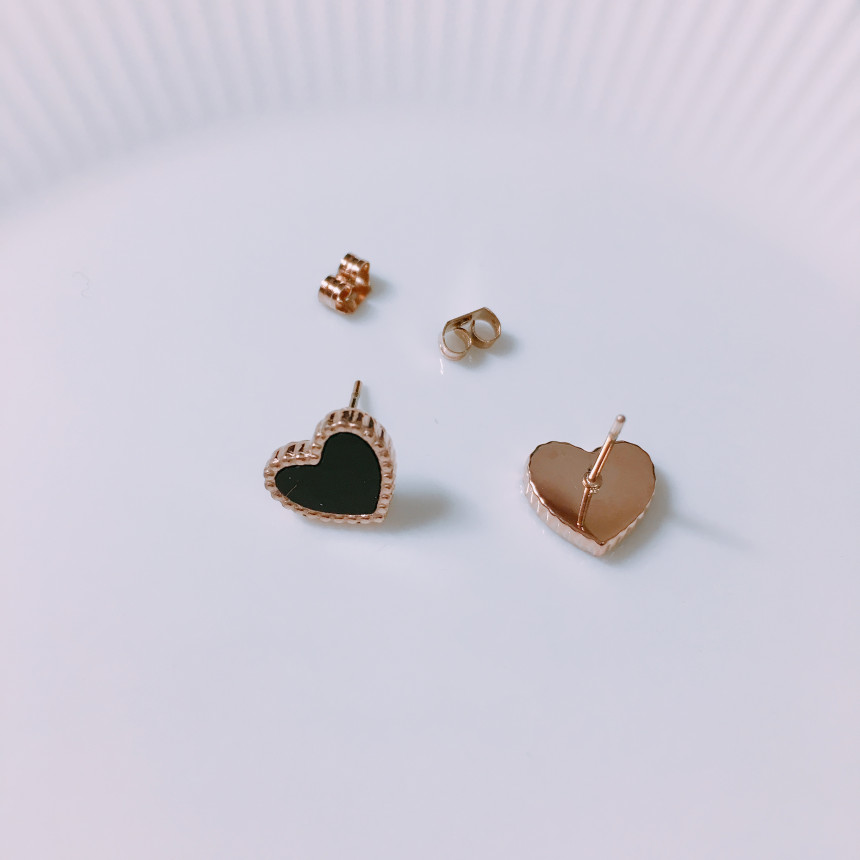 <b><p>Luce Surge Onyx Heart Erings LKJ1167 attractive</p></b><b><p>ルーチェ 書かれているカールオニキスハートピアス LKJ1167 魅力的な ゴクォル</p></b><br /><br /><p align='center'>