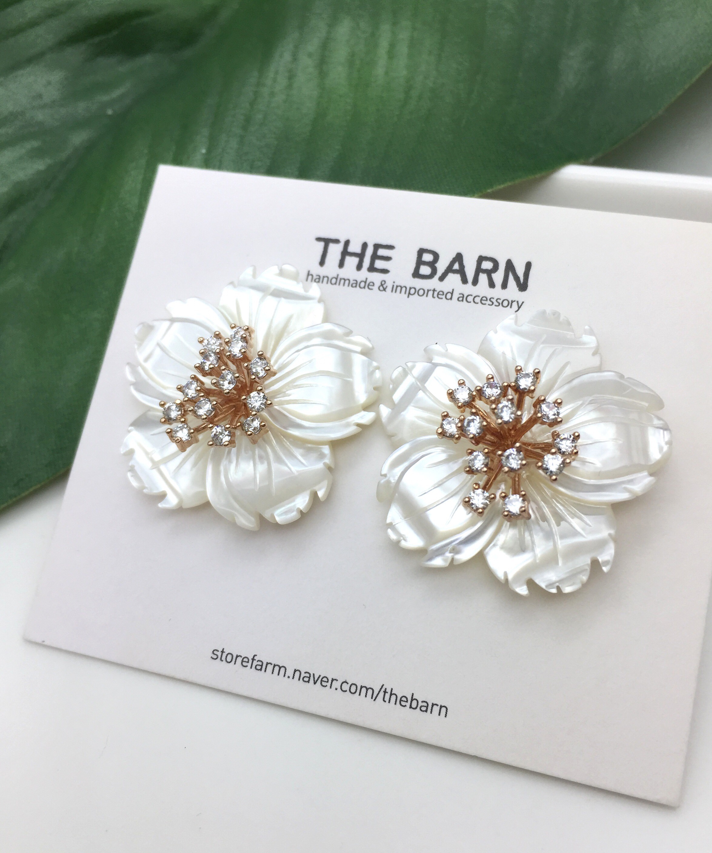 <b><p>Bling Mother-Daughter Cry ossom Silv Needle</p></b><b><p>ブリンブリン 螺鈿 桜 純銀製針 イヤグ 第588号 結婚式 花びら ホワイトフラワー</p></b><br /><br /><p align='center'>