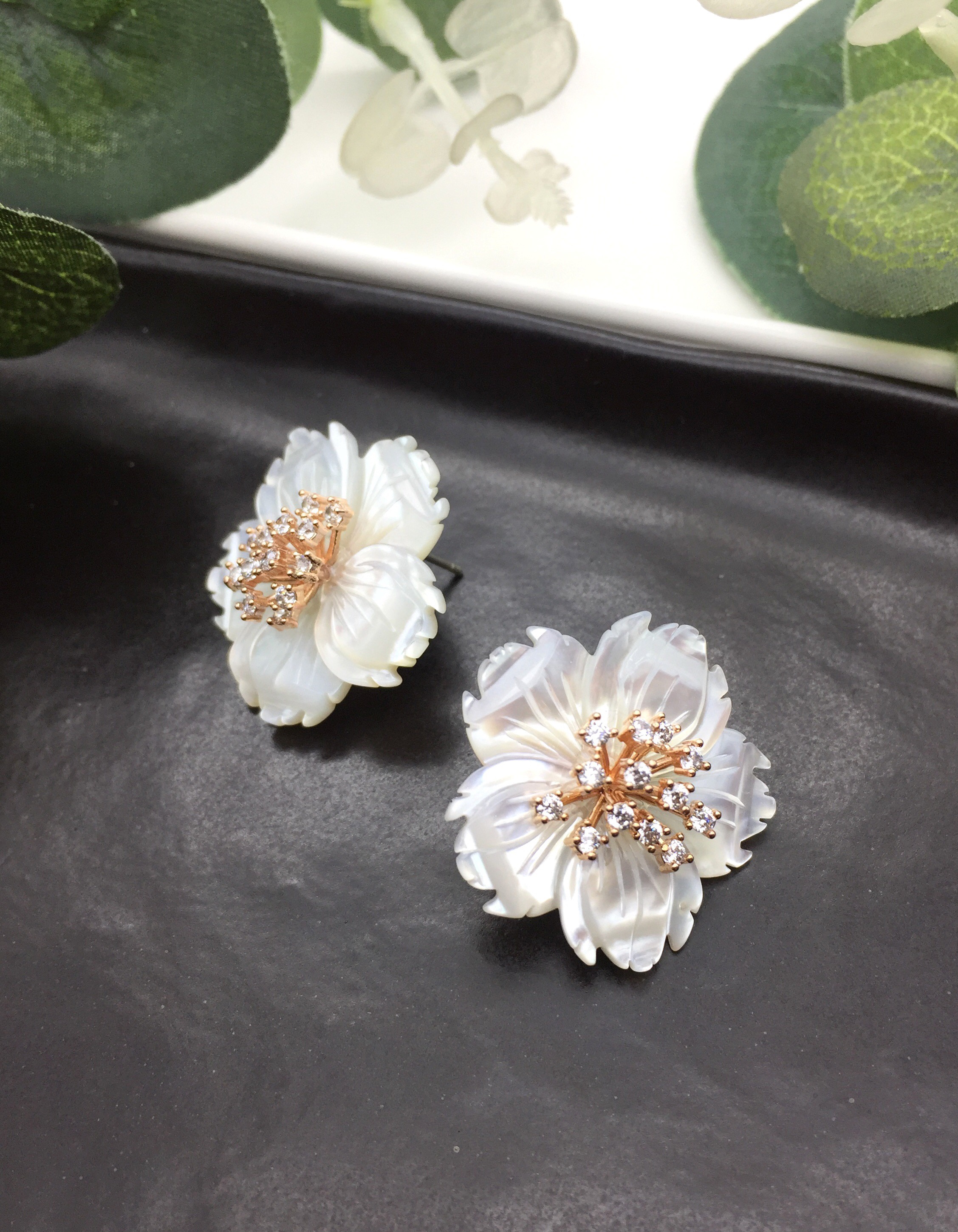 <b><p>Bling Mother-Daughter Cry ossom Silv Needle</p></b><b><p>ブリンブリン 螺鈿 桜 純銀製針 イヤグ 第588号 結婚式 花びら ホワイトフラワー</p></b><br /><br /><p align='center'>