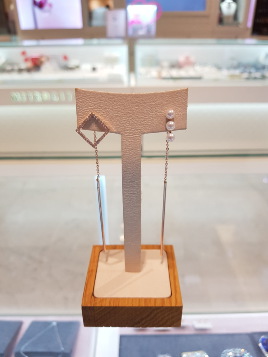 <b><p>Eileen square Pel Drop Erings AJBE2486</p></b><b><p>アイリーン スクエア パールドロップイヤリングAJBE2486</p></b><br /><br /><p align='center'>