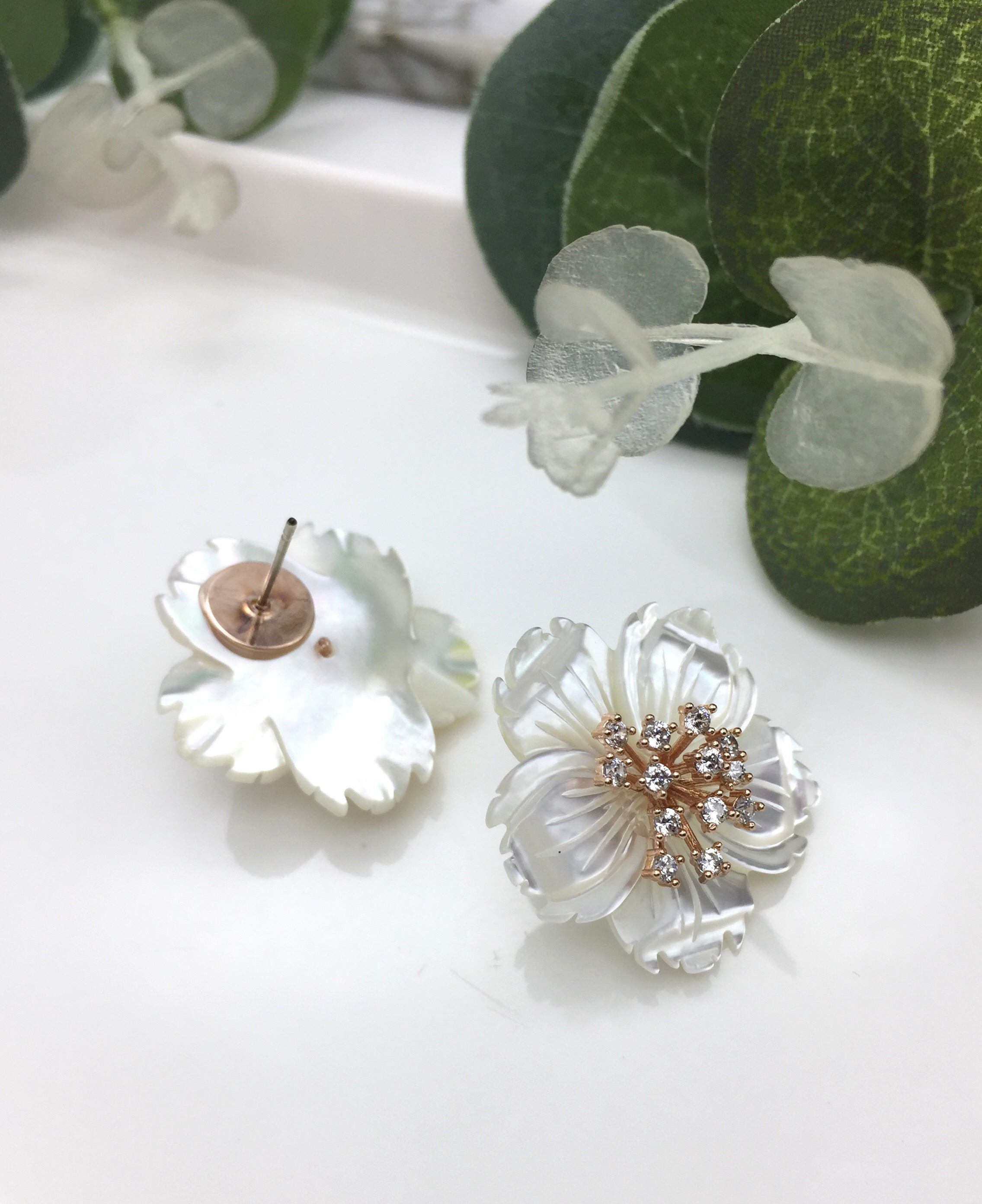 <b><p>Bling Mother-Daughter Cry ossom Silv Needle</p></b><b><p>ブリンブリン 螺鈿 桜 純銀製針 イヤグ 第588号 結婚式 花びら ホワイトフラワー</p></b><br /><br /><p align='center'>