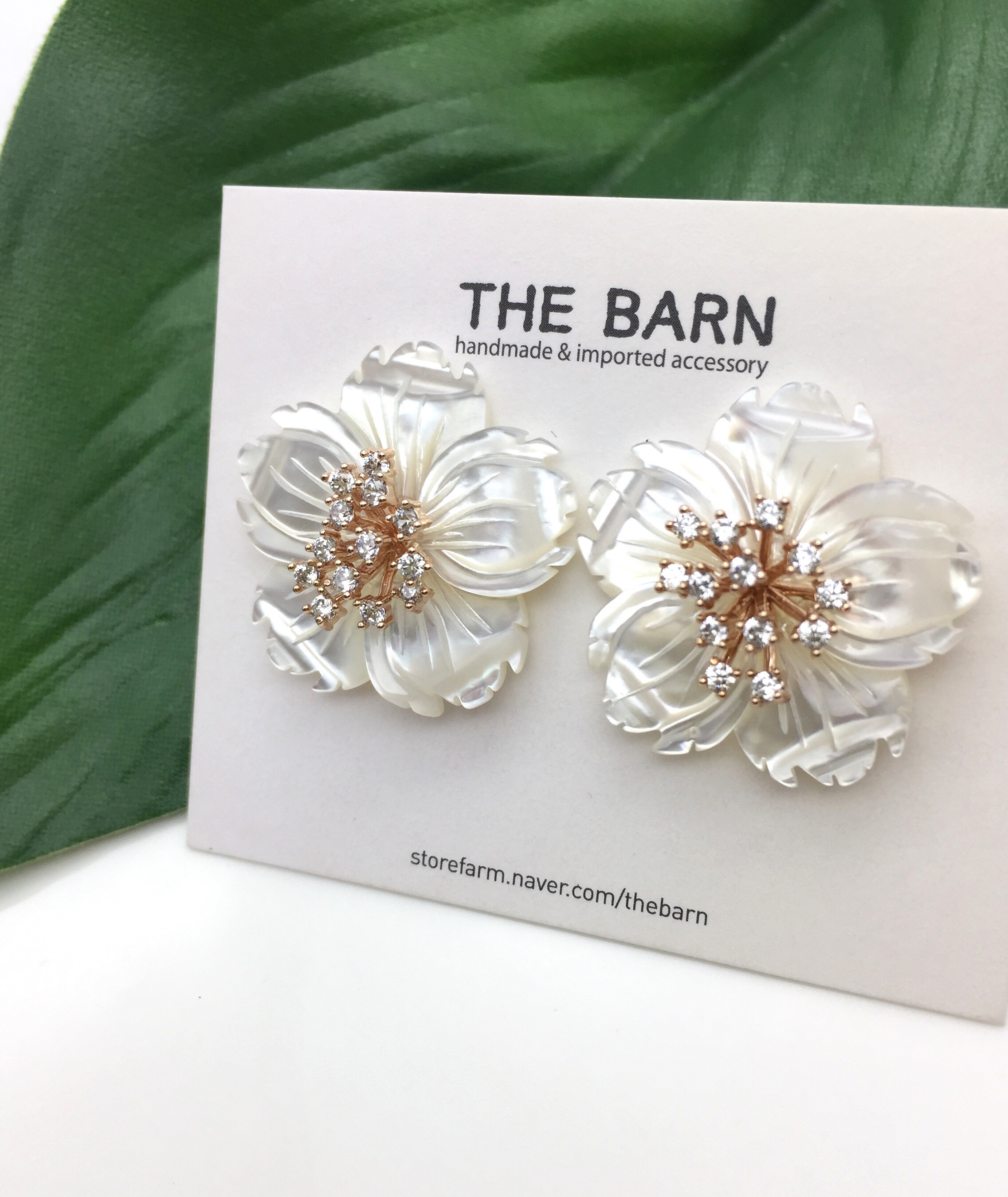 <b><p>Bling Mother-Daughter Cry ossom Silv Needle</p></b><b><p>ブリンブリン 螺鈿 桜 純銀製針 イヤグ 第588号 結婚式 花びら ホワイトフラワー</p></b><br /><br /><p align='center'>