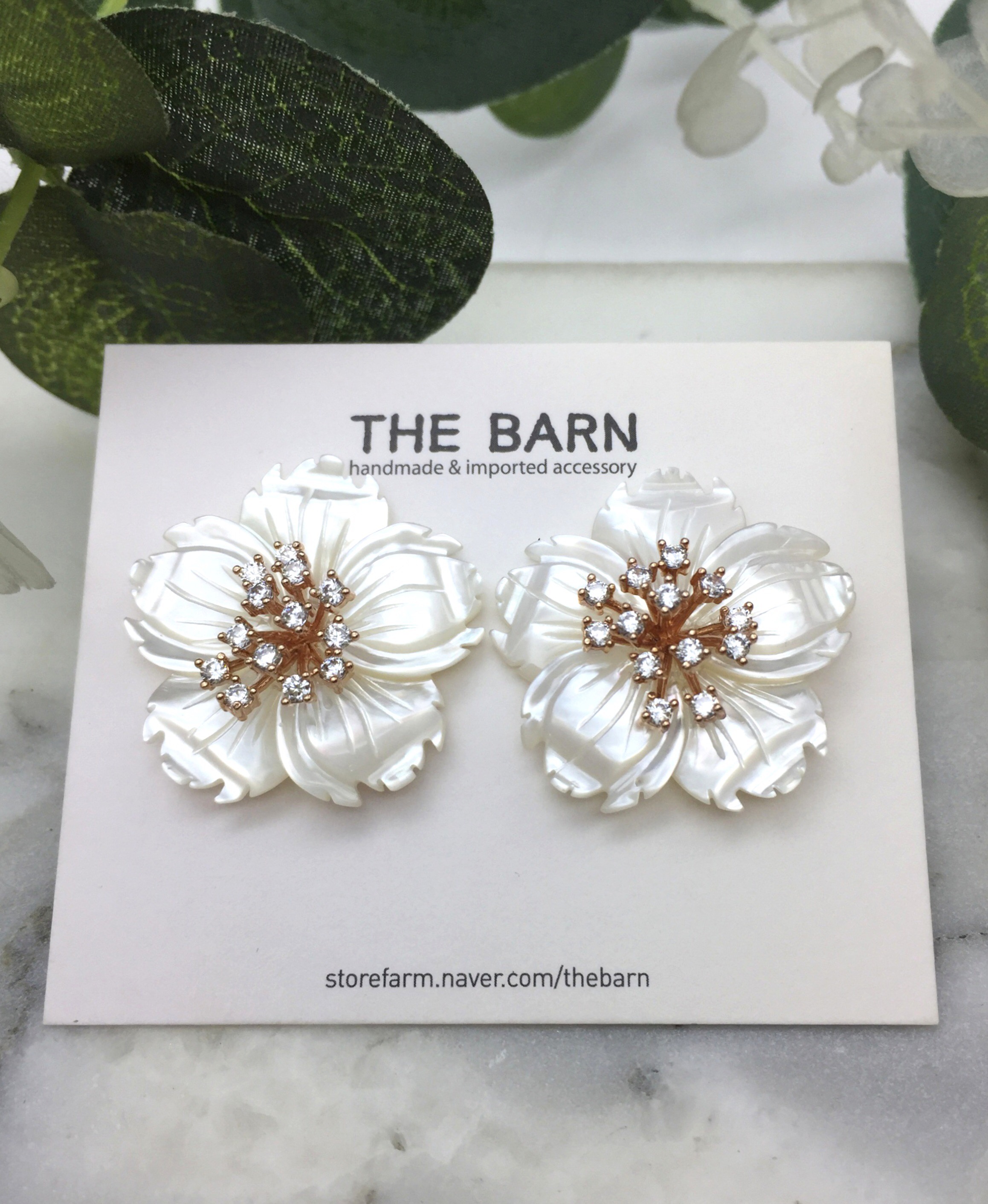 <b><p>Bling Mother-Daughter Cry ossom Silv Needle</p></b><b><p>ブリンブリン 螺鈿 桜 純銀製針 イヤグ 第588号 結婚式 花びら ホワイトフラワー</p></b><br /><br /><p align='center'>