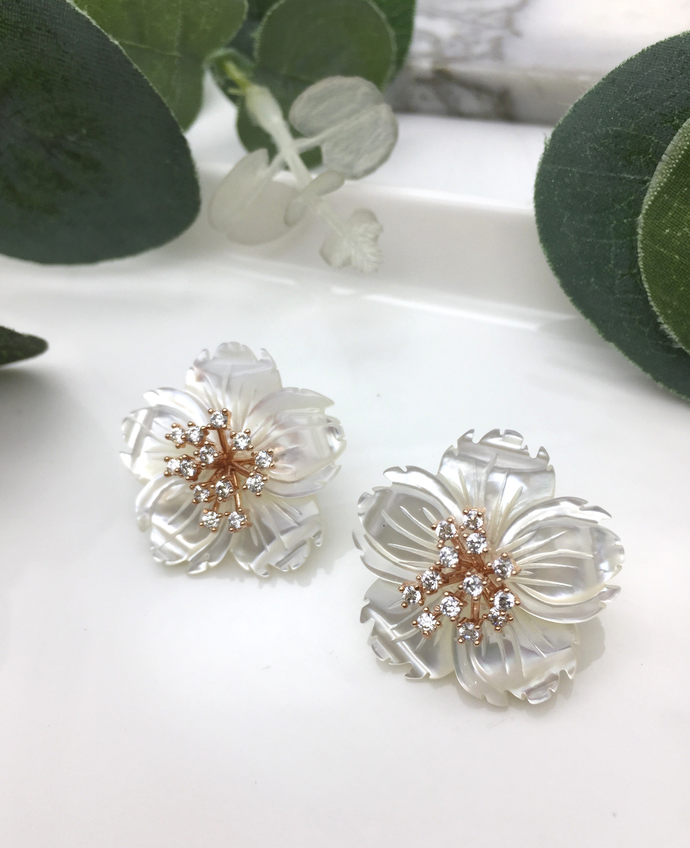 <b><p>Bling Mother-Daughter Cry ossom Silv Needle</p></b><b><p>ブリンブリン 螺鈿 桜 純銀製針 イヤグ 第588号 結婚式 花びら ホワイトフラワー</p></b><br /><br /><p align='center'>