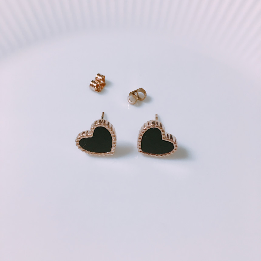 <b><p>Luce Surge Onyx Heart Erings LKJ1167 attractive</p></b><b><p>ルーチェ 書かれているカールオニキスハートピアス LKJ1167 魅力的な ゴクォル</p></b><br /><br /><p align='center'>