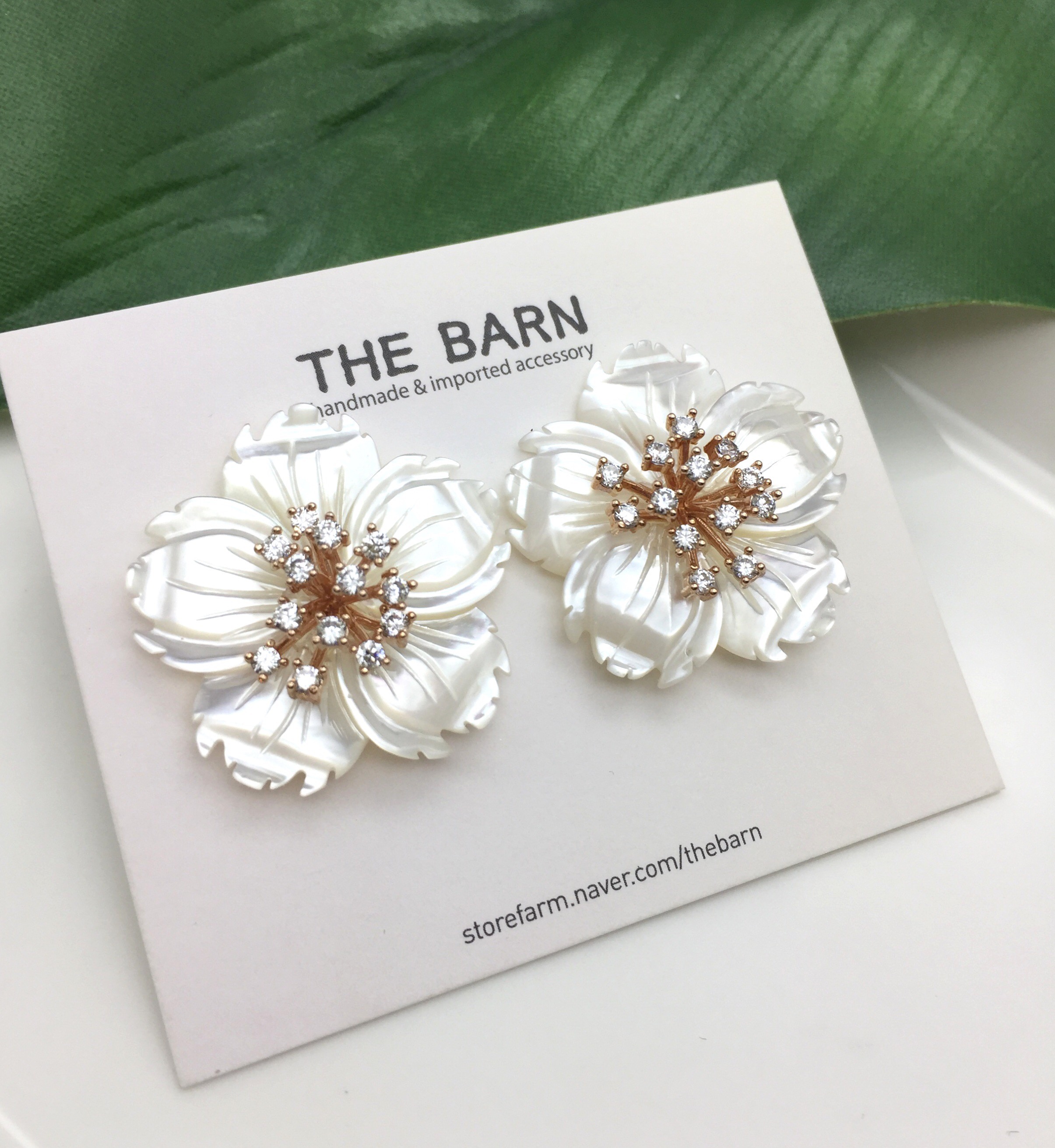 <b><p>Bling Mother-Daughter Cry ossom Silv Needle</p></b><b><p>ブリンブリン 螺鈿 桜 純銀製針 イヤグ 第588号 結婚式 花びら ホワイトフラワー</p></b><br /><br /><p align='center'>