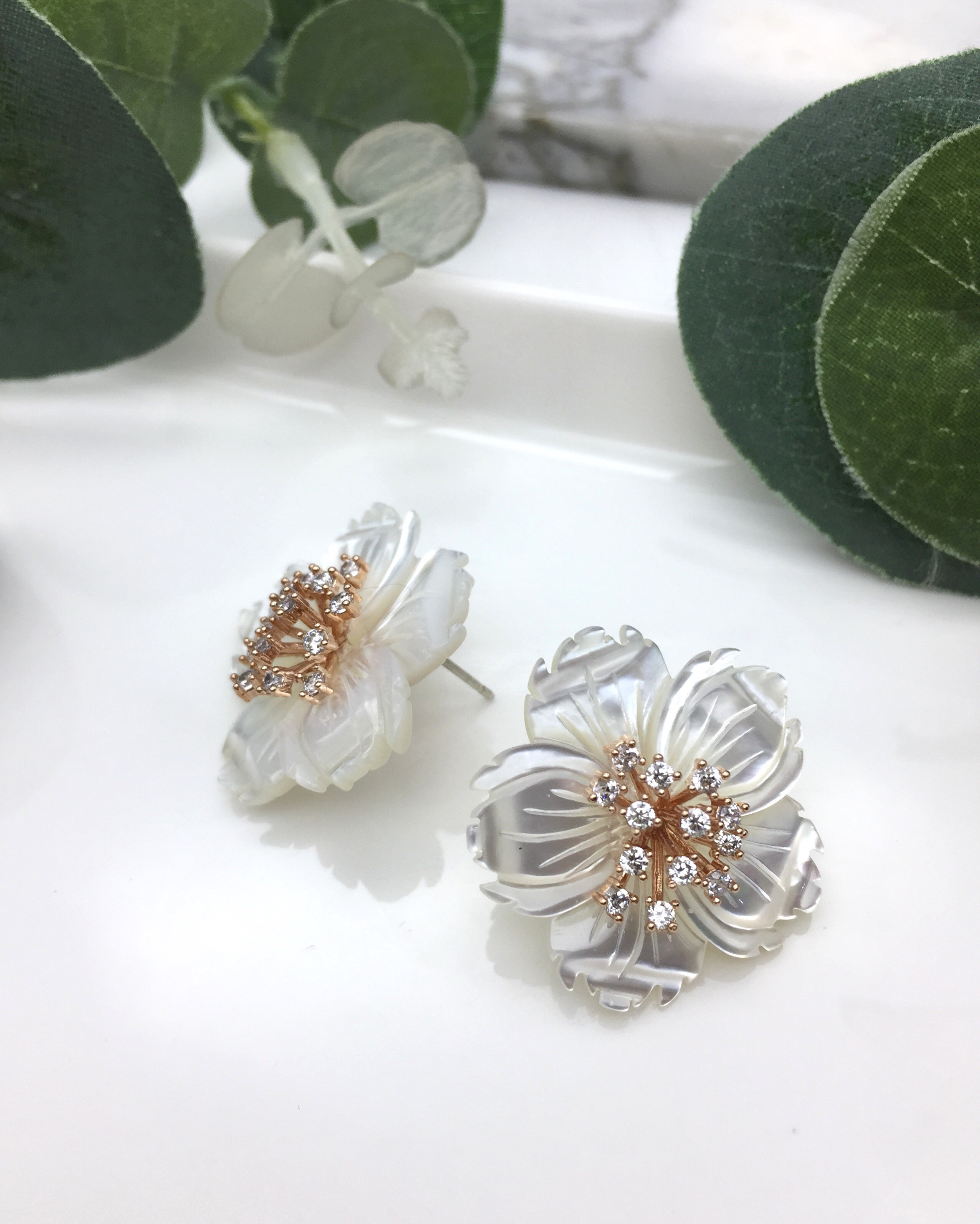 <b><p>Bling Mother-Daughter Cry ossom Silv Needle</p></b><b><p>ブリンブリン 螺鈿 桜 純銀製針 イヤグ 第588号 結婚式 花びら ホワイトフラワー</p></b><br /><br /><p align='center'>