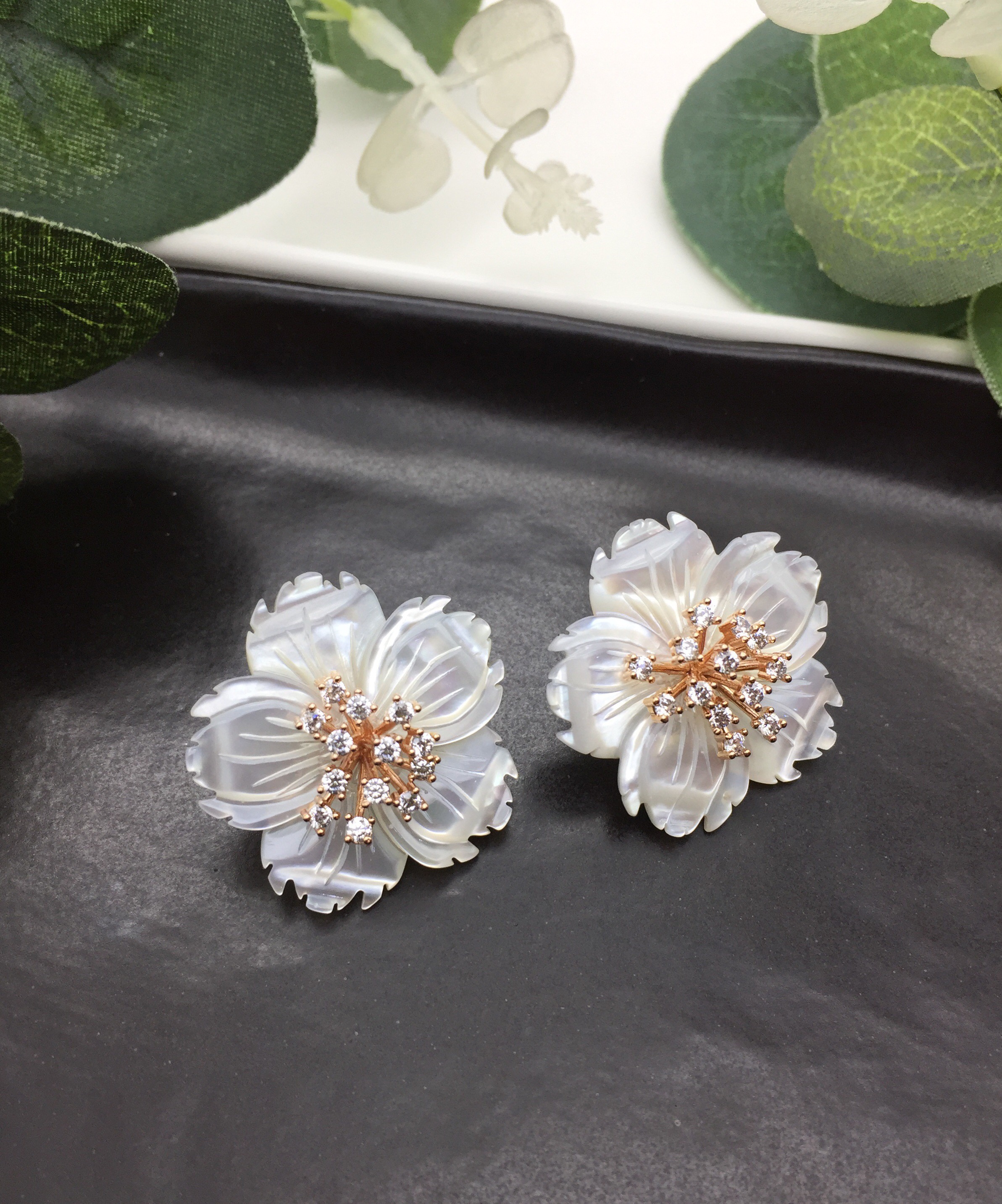 <b><p>Bling Mother-Daughter Cry ossom Silv Needle</p></b><b><p>ブリンブリン 螺鈿 桜 純銀製針 イヤグ 第588号 結婚式 花びら ホワイトフラワー</p></b><br /><br /><p align='center'>