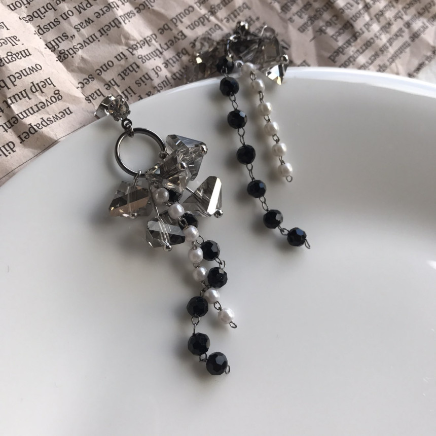 <b><p>Soy crystal Drop Earrings 3color Pot Feme</p></b><b><p>ソイ クリスタル ドロップイヤリング 3色 ポイントが フェミニンコーディネート</p></b><br /><br /><p align='center'>