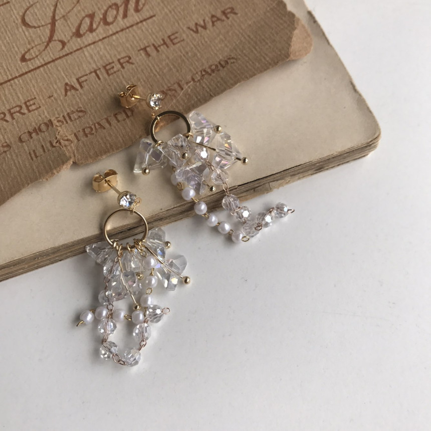 <b><p>Soy crystal Drop Earrings 3color Pot Feme</p></b><b><p>ソイ クリスタル ドロップイヤリング 3色 ポイントが フェミニンコーディネート</p></b><br /><br /><p align='center'>