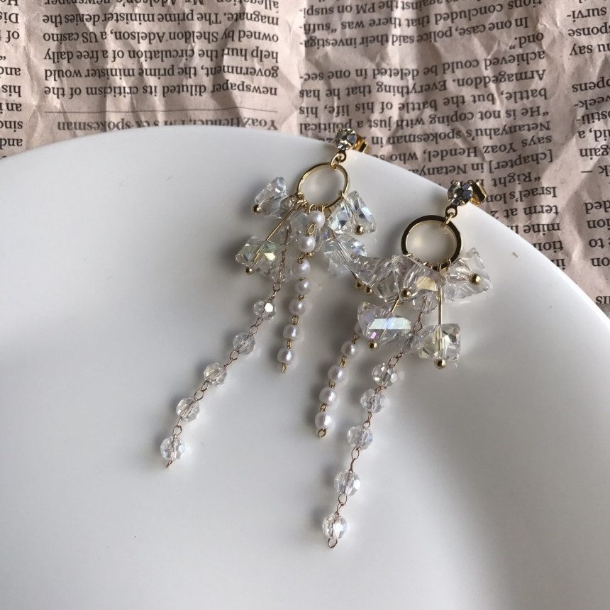 <b><p>Soy crystal Drop Earrings 3color Pot Feme</p></b><b><p>ソイ クリスタル ドロップイヤリング 3色 ポイントが フェミニンコーディネート</p></b><br /><br /><p align='center'>