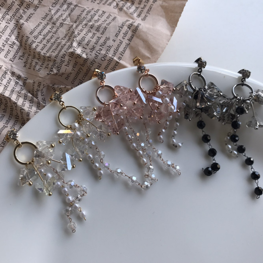 <b><p>Soy crystal Drop Earrings 3color Pot Feme</p></b><b><p>ソイ クリスタル ドロップイヤリング 3色 ポイントが フェミニンコーディネート</p></b><br /><br /><p align='center'>