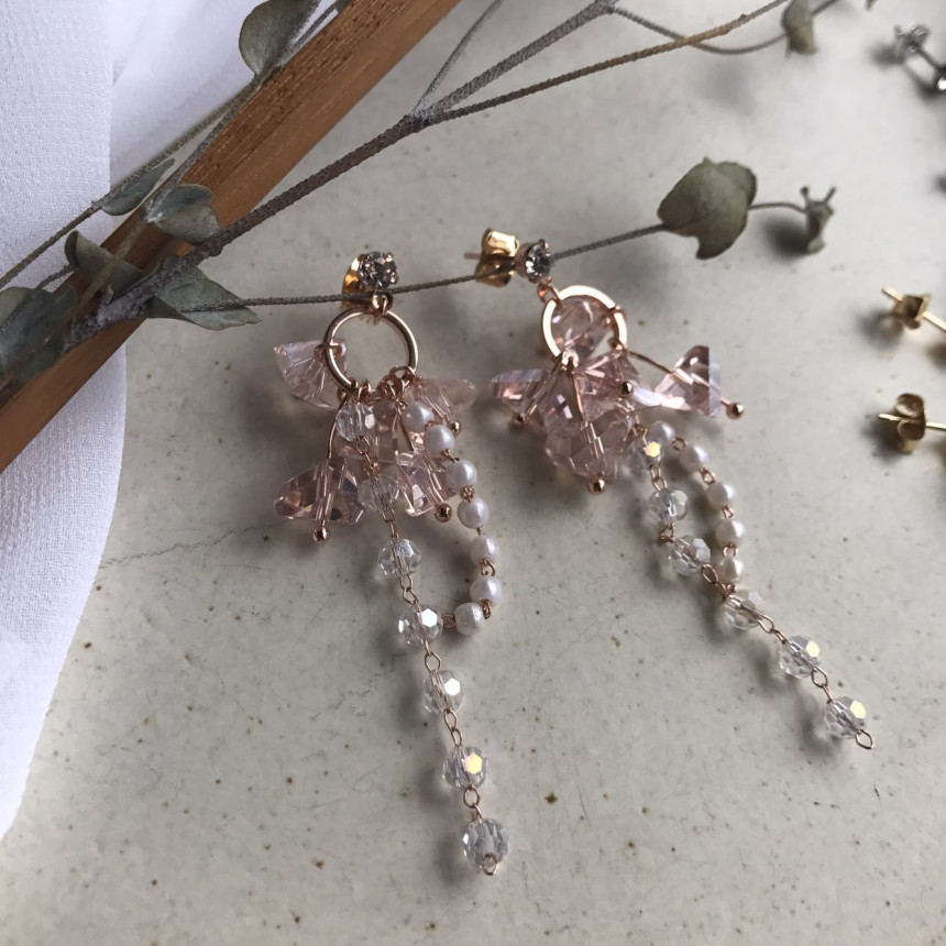 <b><p>Soy crystal Drop Earrings 3color Pot Feme</p></b><b><p>ソイ クリスタル ドロップイヤリング 3色 ポイントが フェミニンコーディネート</p></b><br /><br /><p align='center'>