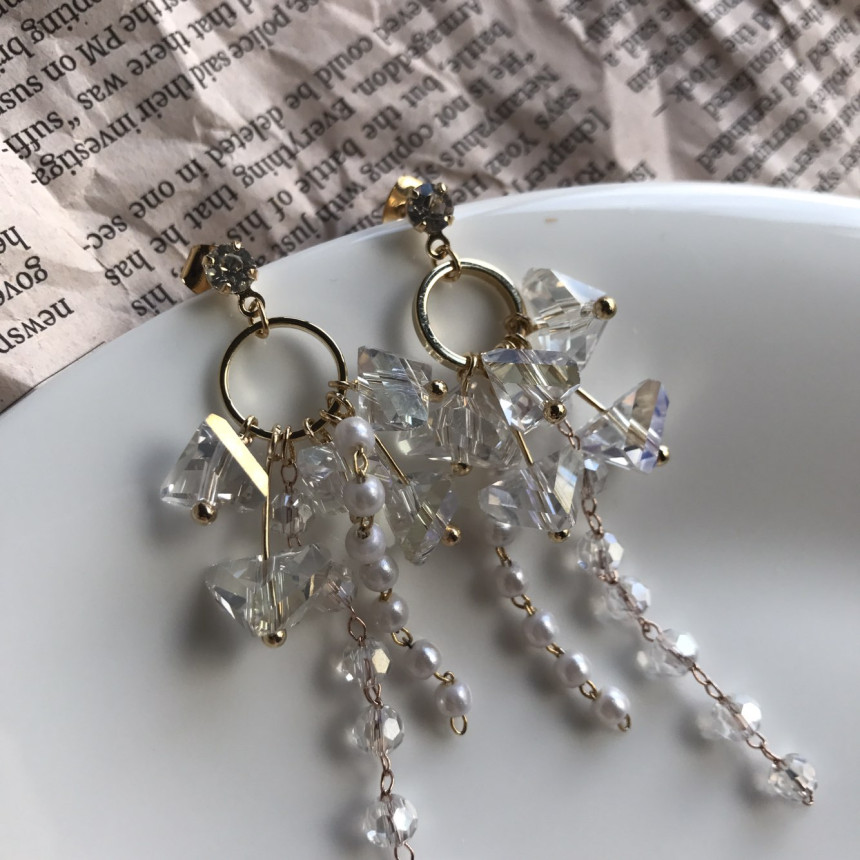 <b><p>Soy crystal Drop Earrings 3color Pot Feme</p></b><b><p>ソイ クリスタル ドロップイヤリング 3色 ポイントが フェミニンコーディネート</p></b><br /><br /><p align='center'>