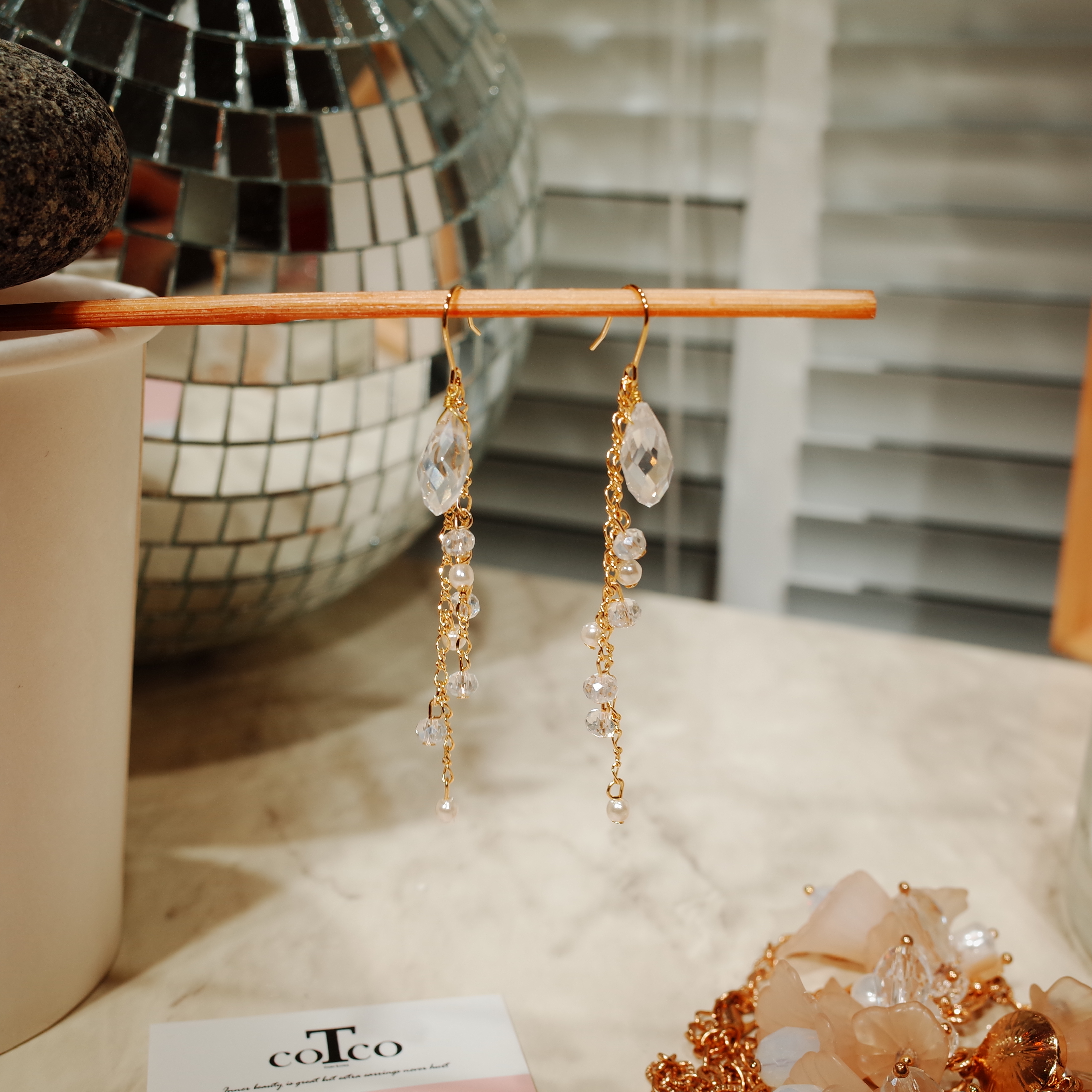 <b><p>Raindrops stone hook earrg</p></b><b><p>雨滴の音 原石 フック イヤリング</p></b><br /><br /><p align='center'>