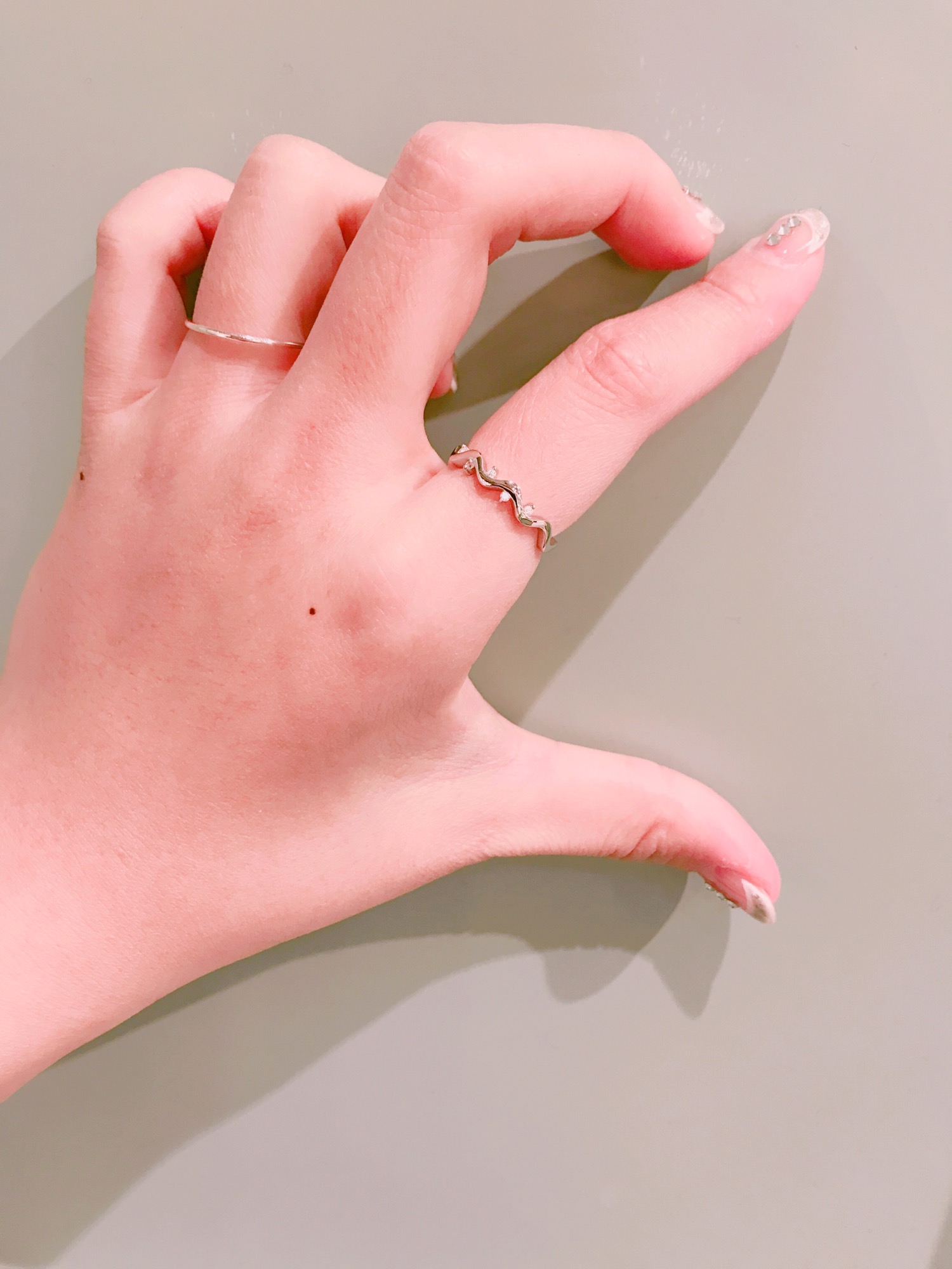 <b><p>물결링_CT ASRS5B018R Girl coordination Everyday</p></b><b><p>水晶リング_CT ASRS5B018R 女性コーディネート 日常のファッション 春</p></b><br /><br /><p align='center'>