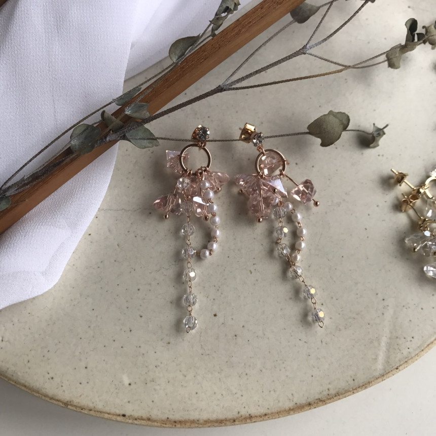 <b><p>Soy crystal Drop Earrings 3color Pot Feme</p></b><b><p>ソイ クリスタル ドロップイヤリング 3色 ポイントが フェミニンコーディネート</p></b><br /><br /><p align='center'>