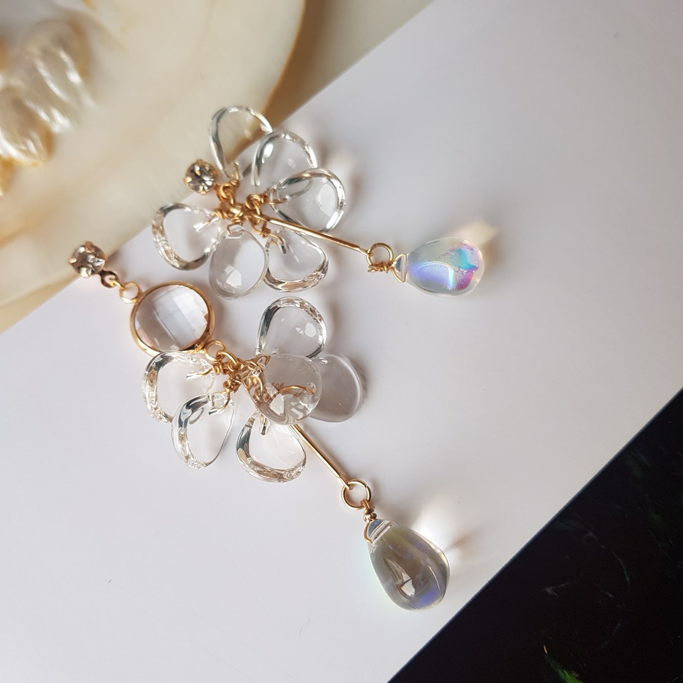 <b><p>Whistle Glass Unknown Drop Earrings Feme</p></b><b><p>ホイッスル グラス オンバル ドロップイヤリング フェミニンが 感性ムード シックな</p></b><br /><br /><p align='center'>