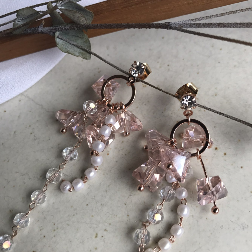 <b><p>Soy crystal Drop Earrings 3color Pot Feme</p></b><b><p>ソイ クリスタル ドロップイヤリング 3色 ポイントが フェミニンコーディネート</p></b><br /><br /><p align='center'>