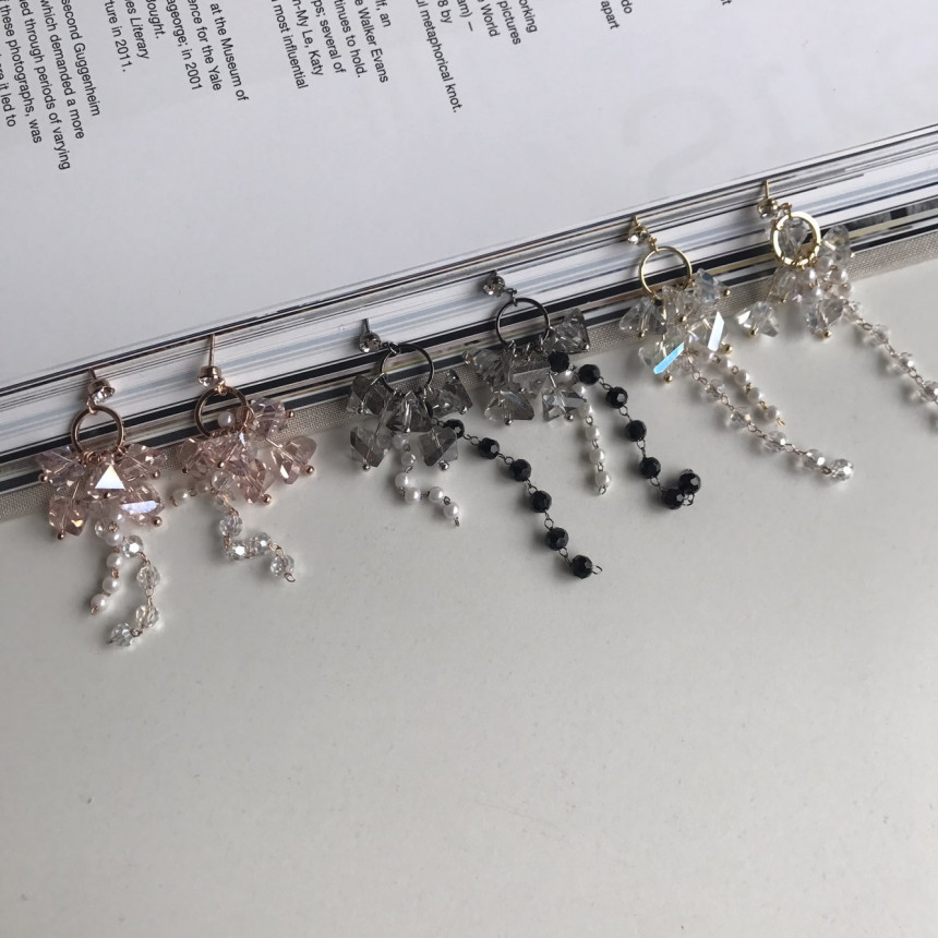 <b><p>Soy crystal Drop Earrings 3color Pot Feme</p></b><b><p>ソイ クリスタル ドロップイヤリング 3色 ポイントが フェミニンコーディネート</p></b><br /><br /><p align='center'>