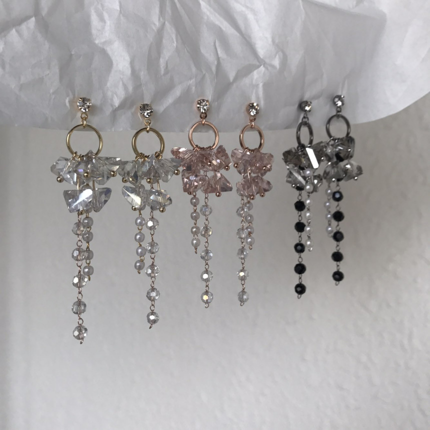 <b><p>Soy crystal Drop Earrings 3color Pot Feme</p></b><b><p>ソイ クリスタル ドロップイヤリング 3色 ポイントが フェミニンコーディネート</p></b><br /><br /><p align='center'>