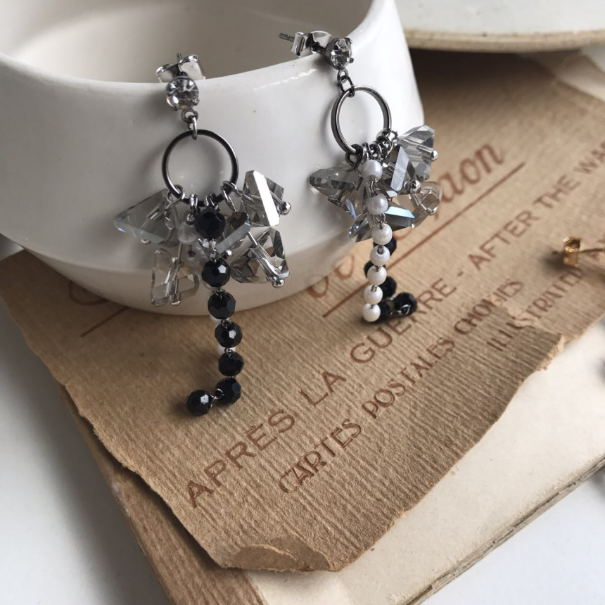 <b><p>Soy crystal Drop Earrings 3color Pot Feme</p></b><b><p>ソイ クリスタル ドロップイヤリング 3色 ポイントが フェミニンコーディネート</p></b><br /><br /><p align='center'>