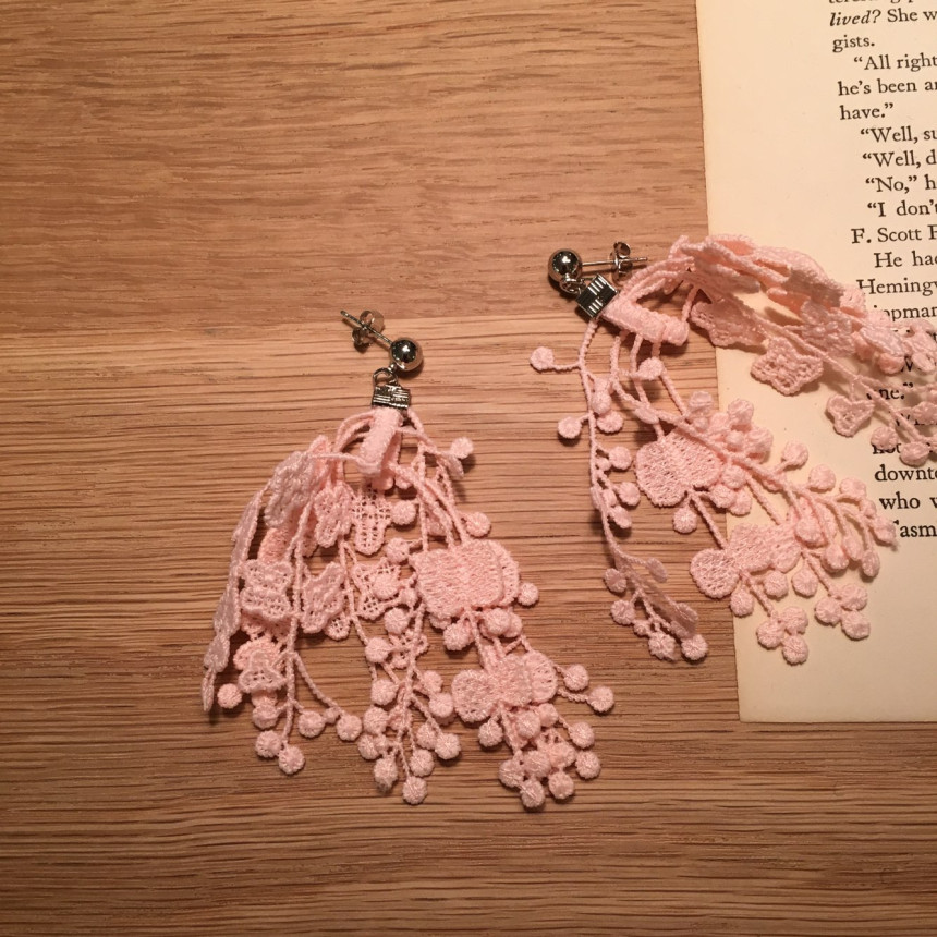 <b><p>You Girl race Drop Earrings 4color ea mantic</p></b><b><p>ユアガール レース ドロップイヤリング 4色 ロマンチック 女性 コーディネート</p></b><br /><br /><p align='center'>