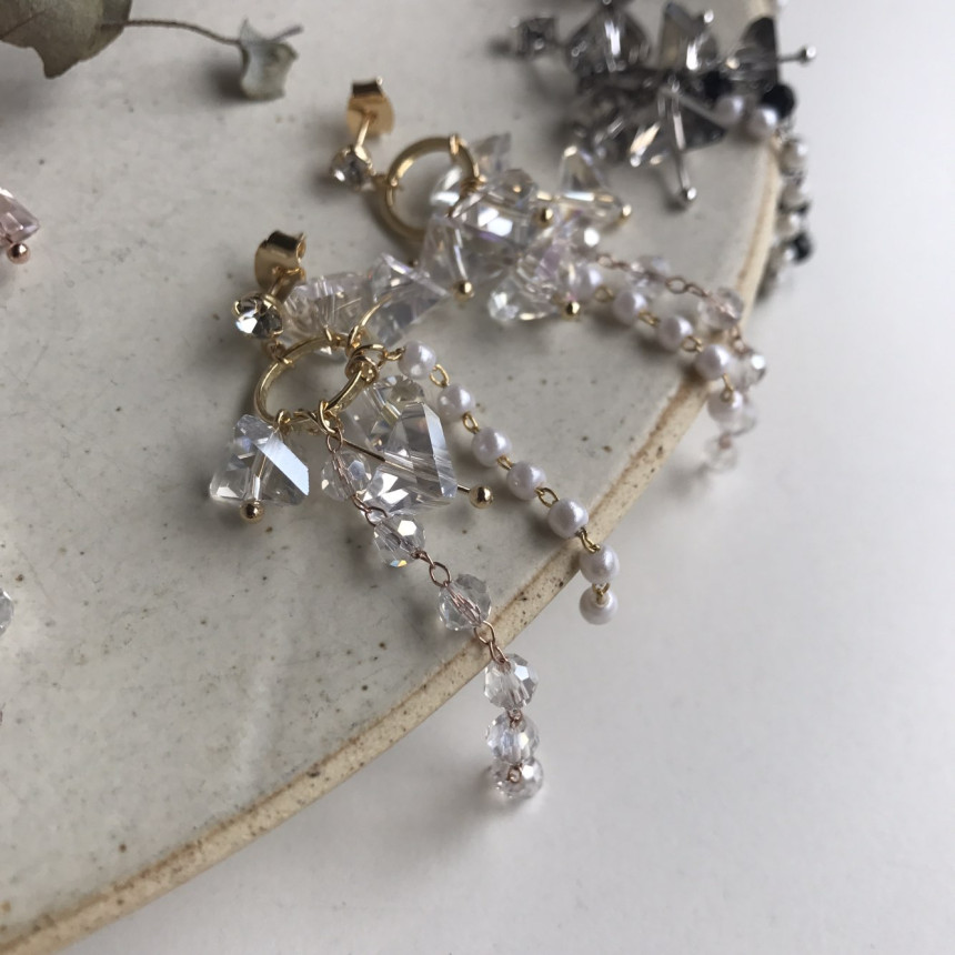 <b><p>Soy crystal Drop Earrings 3color Pot Feme</p></b><b><p>ソイ クリスタル ドロップイヤリング 3色 ポイントが フェミニンコーディネート</p></b><br /><br /><p align='center'>