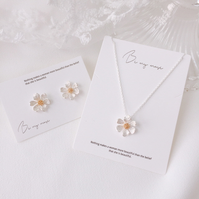 <b><p>White daisy flower Silv cor earring Drop</p></b><b><p>ホワイト デイジー フラワー シルバーカラー イヤリング ドロップ首 洗練されたジュエリー</p></b><br /><br /><p align='center'>