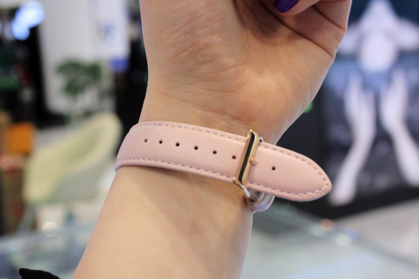 <b><p>Guess Ladi dr line SPARKLING PK Leather band</p></b><b><p>ゲス レディース ドレス ライン スパークリング PK 革バンドの腕時計 W0032L7</p></b><br /><br /><p align='center'>