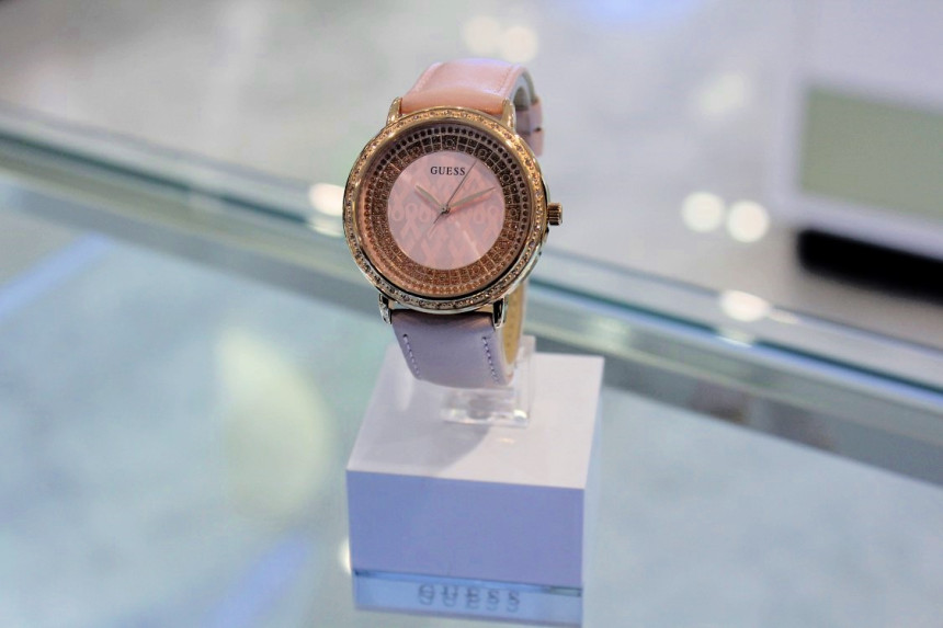 <b><p>Guess Ladi dr line SPARKLING PK Leather band</p></b><b><p>ゲス レディース ドレス ライン スパークリング PK 革バンドの腕時計 W0032L7</p></b><br /><br /><p align='center'>