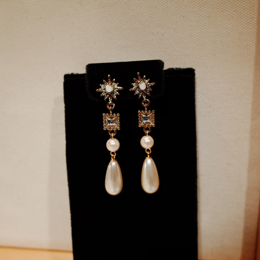 <b><p>spring sunlight Old-fashioned Pearl Drop</p></b><b><p>春 日差し 古風 真珠 ドロップ イヤリング</p></b><br /><br /><p align='center'>