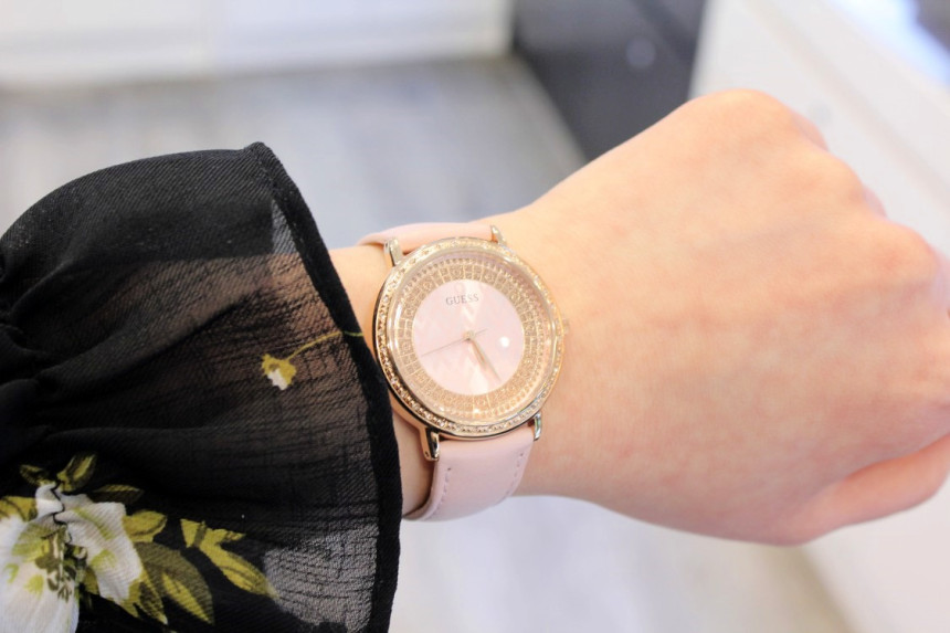 <b><p>Guess Ladi dr line SPARKLING PK Leather band</p></b><b><p>ゲス レディース ドレス ライン スパークリング PK 革バンドの腕時計 W0032L7</p></b><br /><br /><p align='center'>