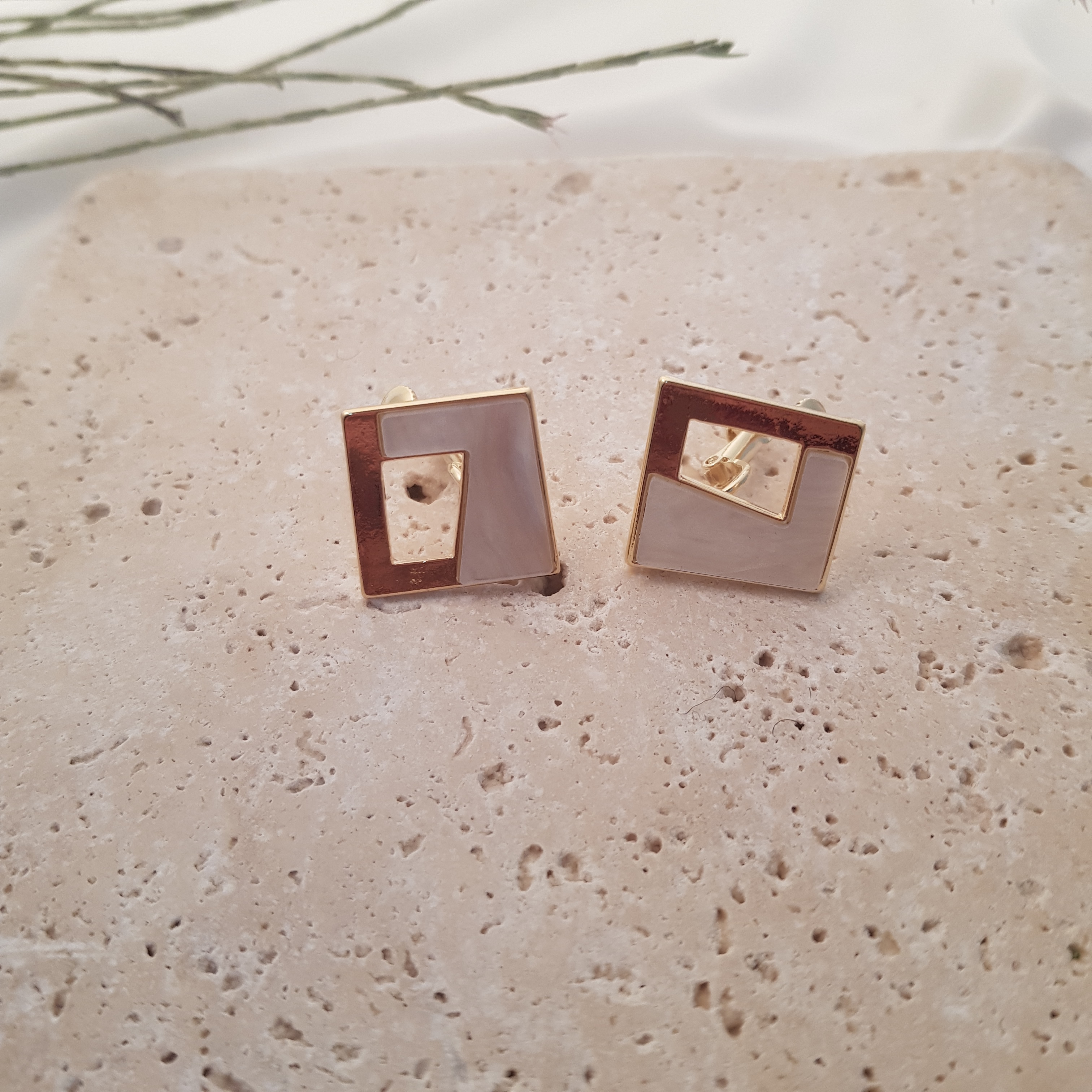 <b><p>square acryl ering Clean ste Modn Rish Eag</p></b><b><p>スクエア アクリル グィチ イヤリング すっきりとしたスタイル モダンな リッシュな</p></b><br /><br /><p align='center'>