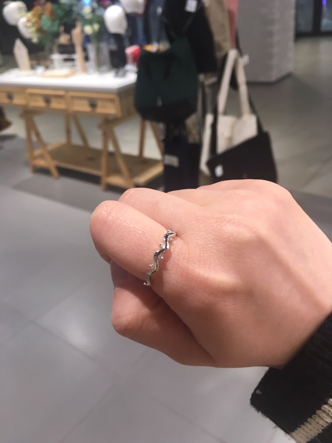 <b><p>물결링_CT ASRS5B018R Girl coordination Everyday</p></b><b><p>水晶リング_CT ASRS5B018R 女性コーディネート 日常のファッション 春</p></b><br /><br /><p align='center'>