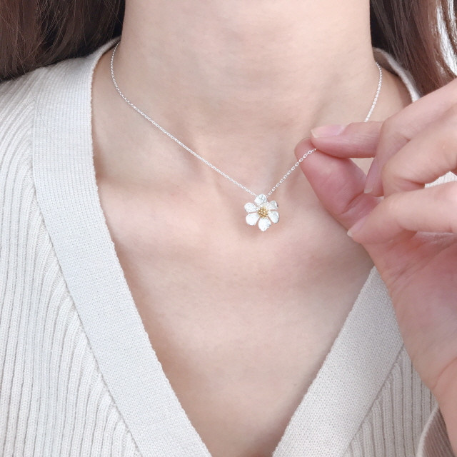 <b><p>White daisy flower Silv cor earring Drop</p></b><b><p>ホワイト デイジー フラワー シルバーカラー イヤリング ドロップ首 洗練されたジュエリー</p></b><br /><br /><p align='center'>