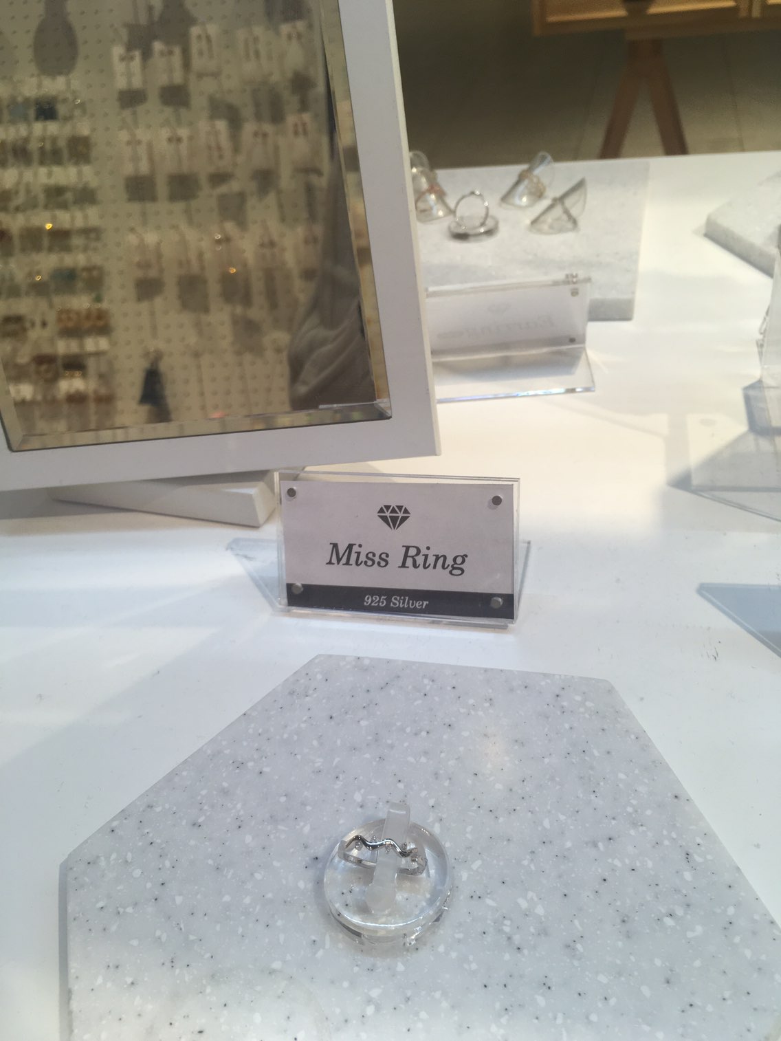 <b><p>물결링_CT ASRS5B018R Girl coordination Everyday</p></b><b><p>水晶リング_CT ASRS5B018R 女性コーディネート 日常のファッション 春</p></b><br /><br /><p align='center'>