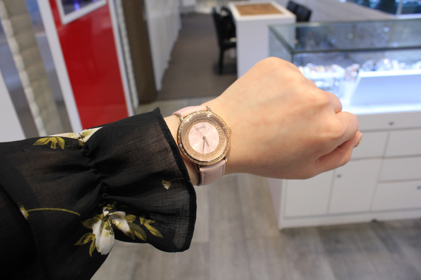 <b><p>Guess Ladi dr line SPARKLING PK Leather band</p></b><b><p>ゲス レディース ドレス ライン スパークリング PK 革バンドの腕時計 W0032L7</p></b><br /><br /><p align='center'>