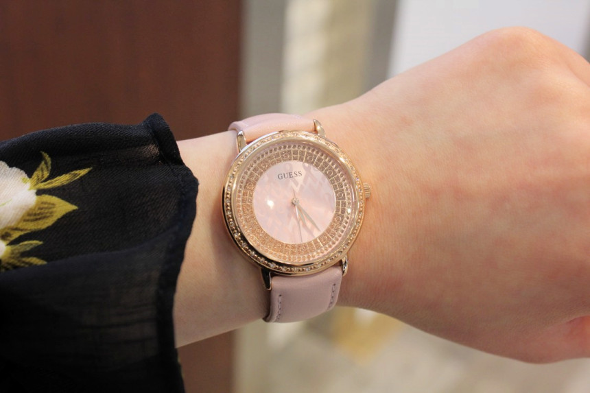 <b><p>Guess Ladi dr line SPARKLING PK Leather band</p></b><b><p>ゲス レディース ドレス ライン スパークリング PK 革バンドの腕時計 W0032L7</p></b><br /><br /><p align='center'>