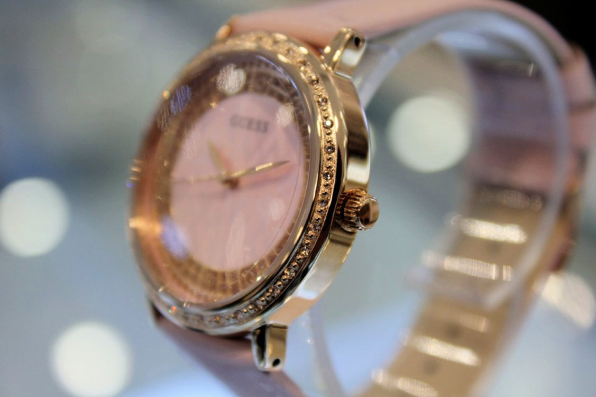 <b><p>Guess Ladi dr line SPARKLING PK Leather band</p></b><b><p>ゲス レディース ドレス ライン スパークリング PK 革バンドの腕時計 W0032L7</p></b><br /><br /><p align='center'>