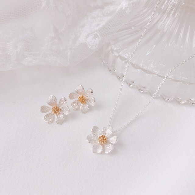 <b><p>White daisy flower Silv cor earring Drop</p></b><b><p>ホワイト デイジー フラワー シルバーカラー イヤリング ドロップ首 洗練されたジュエリー</p></b><br /><br /><p align='center'>