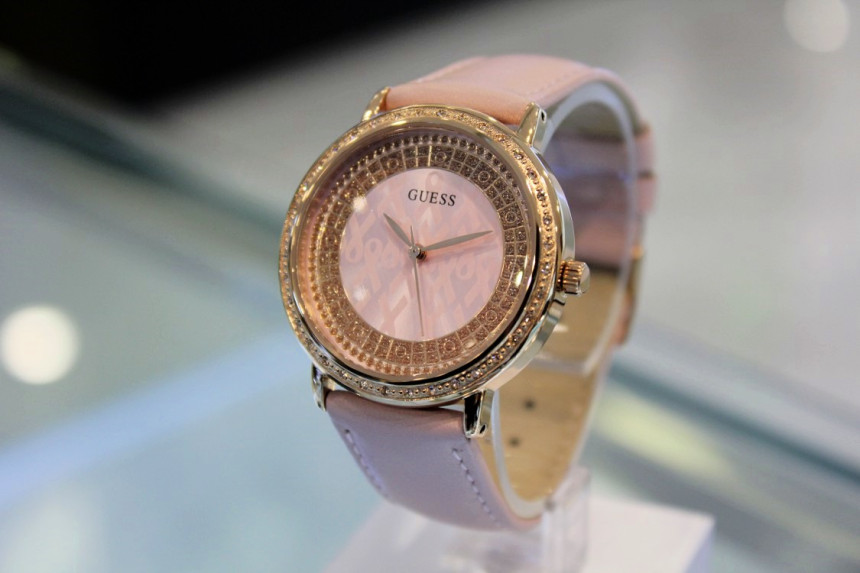 <b><p>Guess Ladi dr line SPARKLING PK Leather band</p></b><b><p>ゲス レディース ドレス ライン スパークリング PK 革バンドの腕時計 W0032L7</p></b><br /><br /><p align='center'>