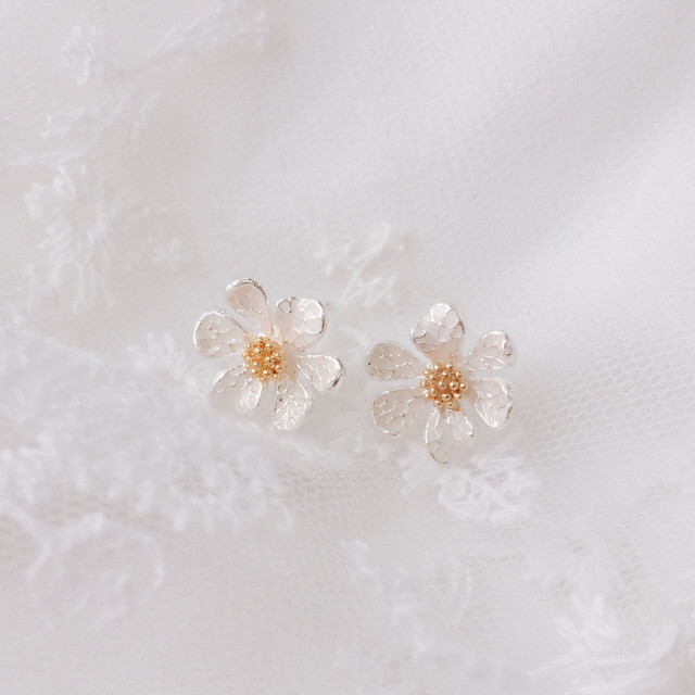 <b><p>White daisy flower Silv cor earring Drop</p></b><b><p>ホワイト デイジー フラワー シルバーカラー イヤリング ドロップ首 洗練されたジュエリー</p></b><br /><br /><p align='center'>
