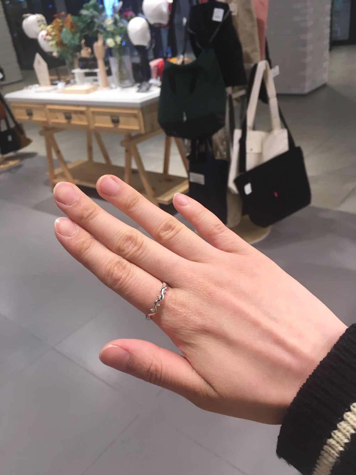 <b><p>물결링_CT ASRS5B018R Girl coordination Everyday</p></b><b><p>水晶リング_CT ASRS5B018R 女性コーディネート 日常のファッション 春</p></b><br /><br /><p align='center'>